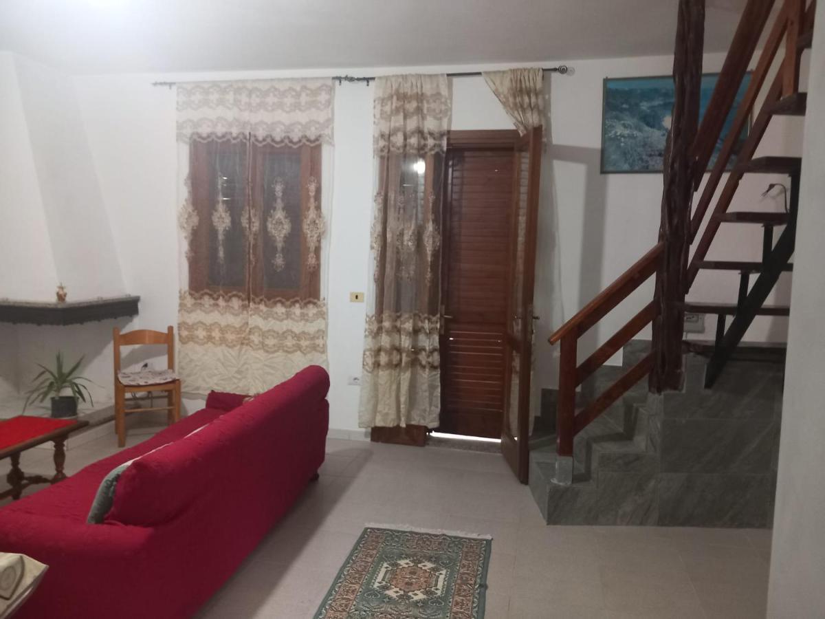 Holiday House In Siniscolaヴィラ エクステリア 写真