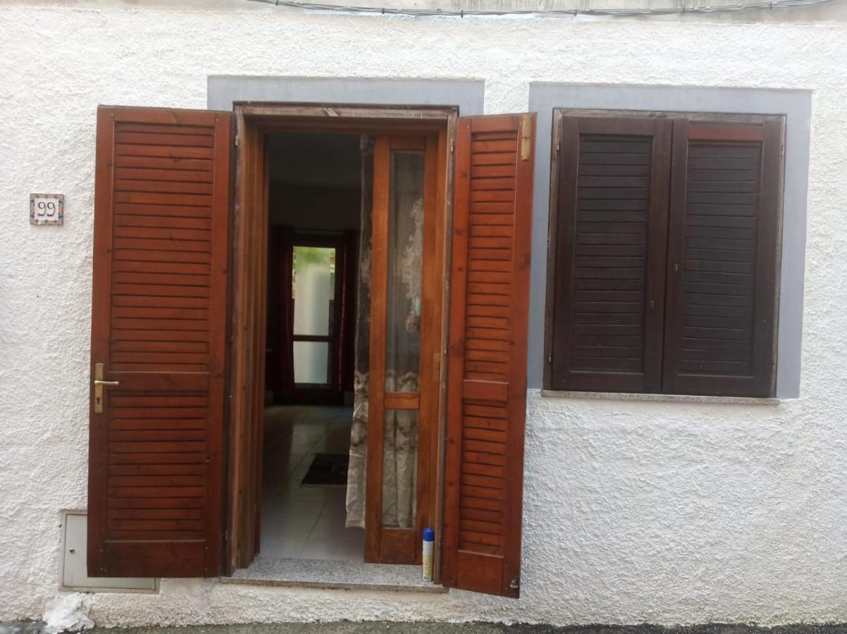 Holiday House In Siniscolaヴィラ エクステリア 写真